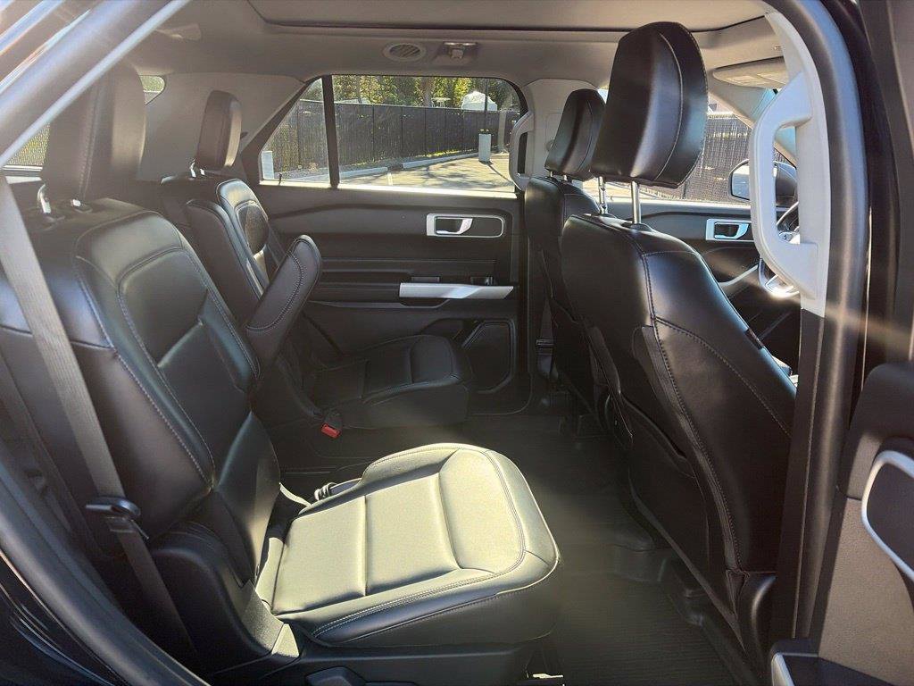 Used 2021 Ford Explorer XLT w/ Equipment Group 202A AWD/4WD image 18