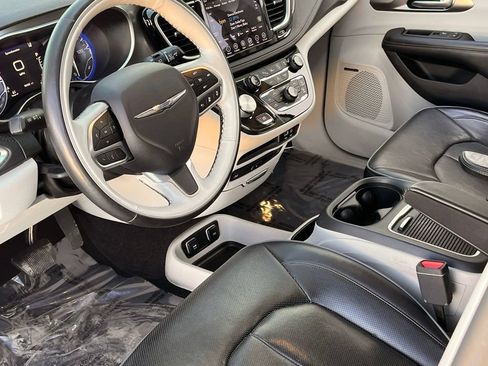 Used 2019 Chrysler Pacifica Limited w/ Tire & Wheel Group FWD image 3