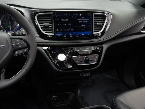 Certified 2023 Chrysler Pacifica Touring-L w/ S Appearance Package image 23