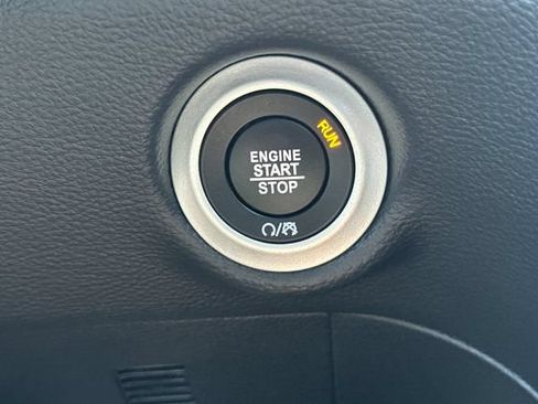 Used 2024 Chrysler Pacifica Premium FWD image 22