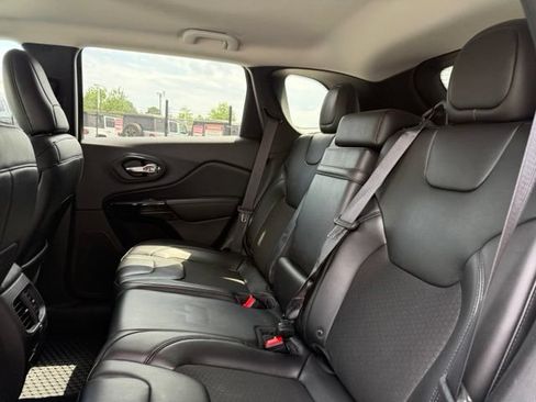 Used 2019 Jeep Cherokee Latitude Plus AWD/4WD image 18