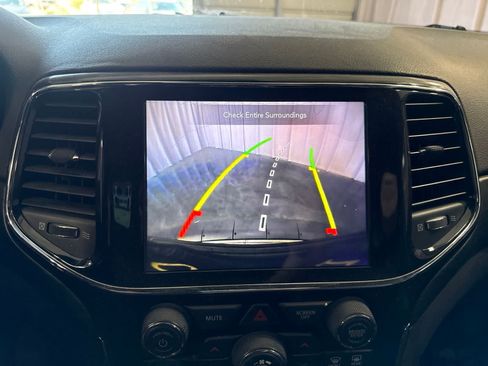 Used 2020 Jeep Grand Cherokee Altitude AWD/4WD image 29