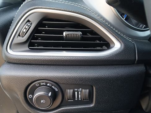 Used 2025 Chrysler Pacifica Limited image 22