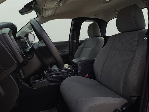 Used 2018 Toyota Tacoma SR image 13