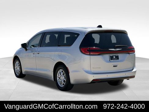 Used 2024 Chrysler Pacifica Touring-L FWD image 6