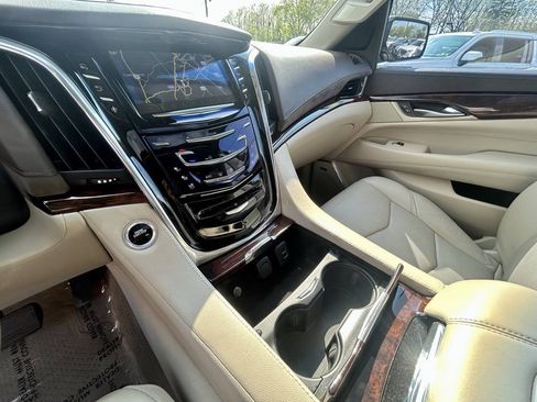 Used 2015 Cadillac Escalade Luxury AWD/4WD image 32