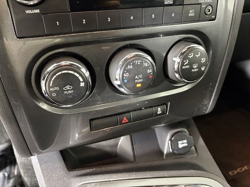 Used 2014 Dodge Challenger SXT image 27