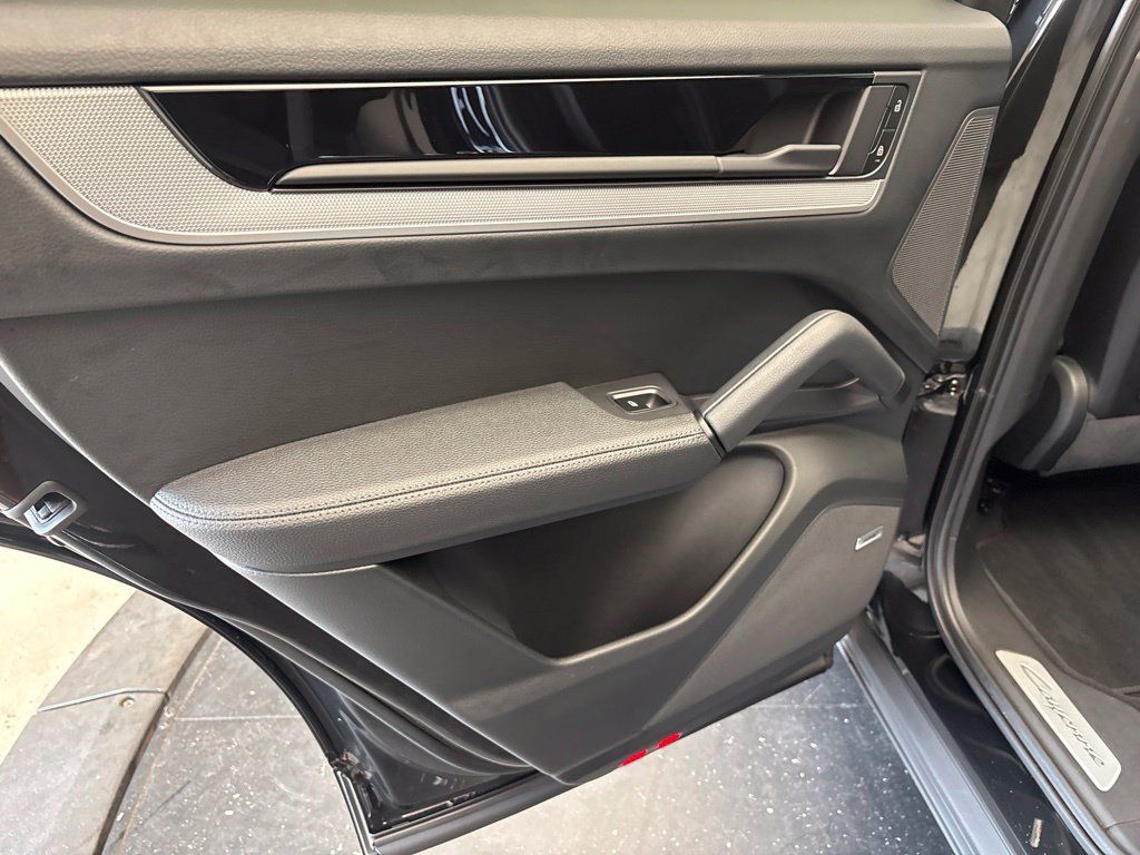 Certified 2024 Porsche Cayenne Coupe AWD/4WD image 18