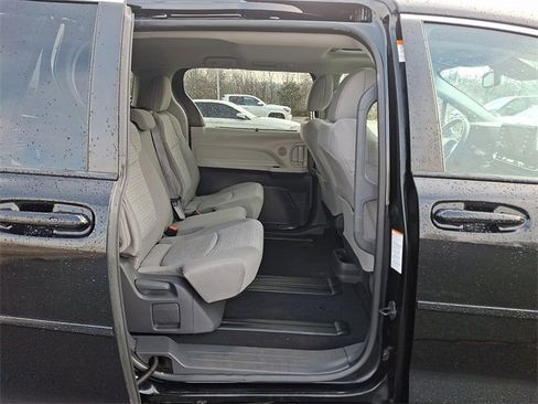 Used 2021 Toyota Sienna LE w/ LE Plus Package image 10