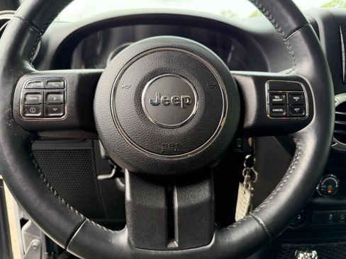 Used 2018 Jeep Wrangler Unlimited Rubicon w/ Connectivity Group AWD/4WD image 15