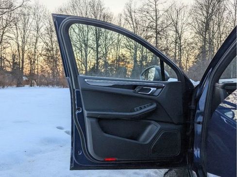 Used 2023 Porsche Macan Turbo image 10