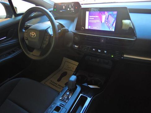 Used 2024 Toyota Prius LE FWD image 5