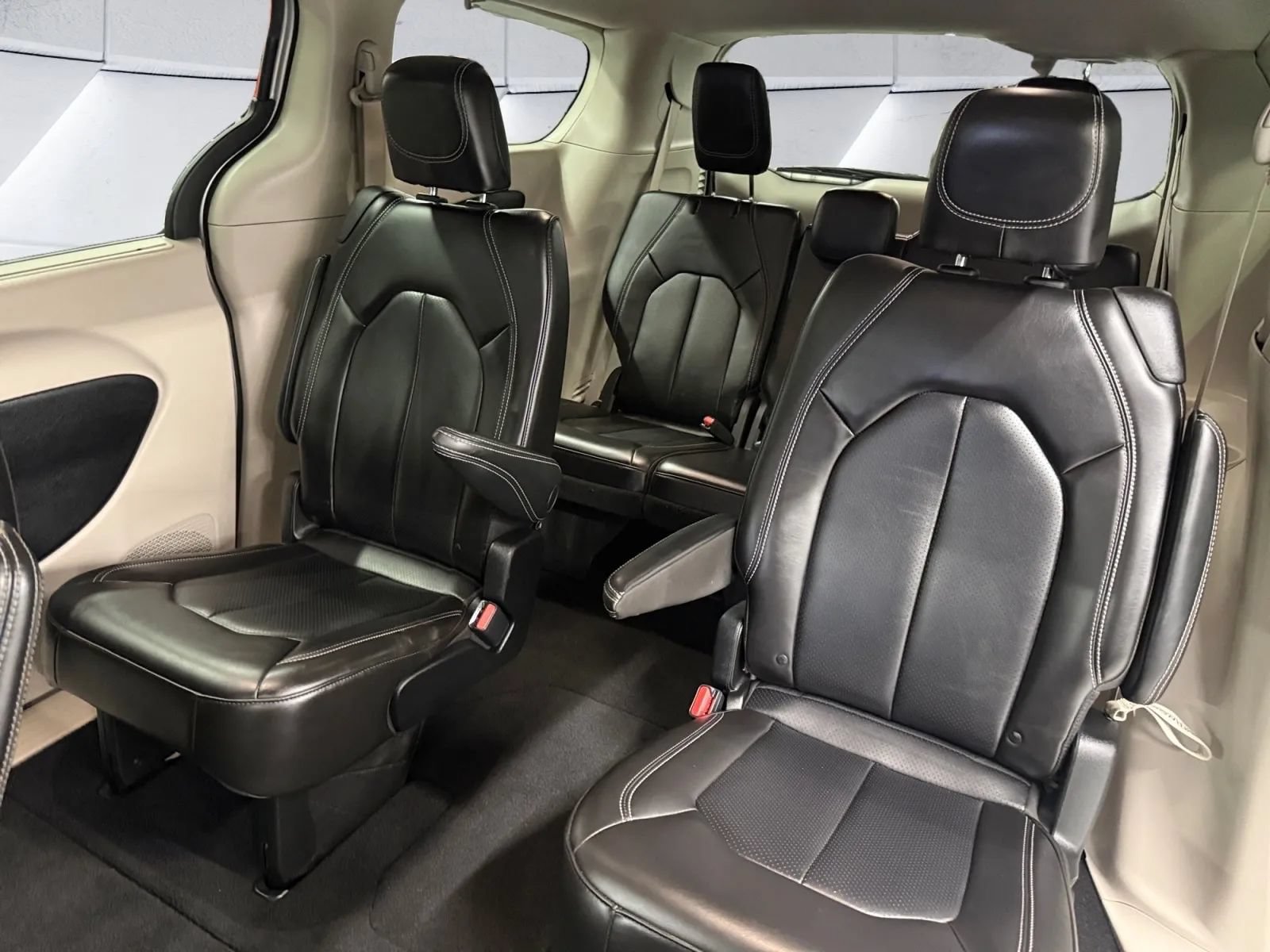 Used 2023 Chrysler Pacifica Touring-L FWD image 17