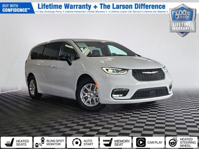 Used 2025 Chrysler Pacifica Select