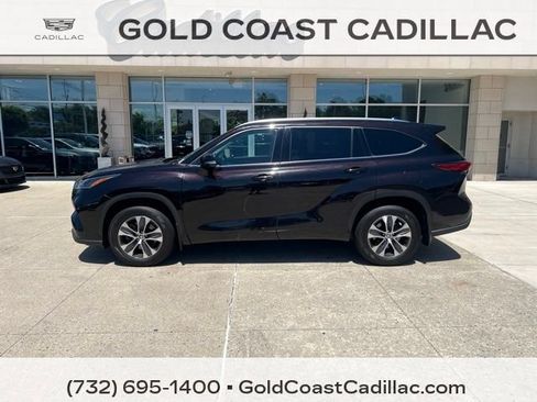 Used 2021 Toyota Highlander XLE AWD/4WD image 2