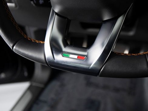 Used 2022 Lamborghini Urus image 18