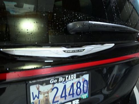 Used 2023 Chrysler Pacifica Touring-L image 15