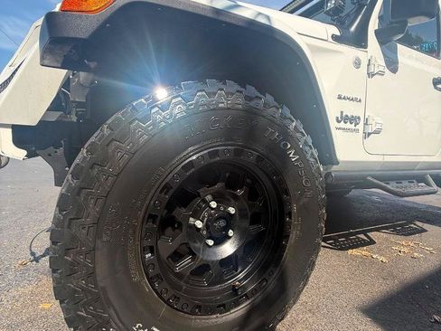 Used 2018 Jeep Wrangler Unlimited Sahara AWD/4WD image 11