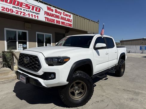 Used 2018 Toyota Tacoma TRD Off-Road w/ Technology Package AWD/4WD image 8