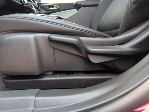 Used 2025 Chevrolet Trax LT w/ LT Convenience Package FWD image 14