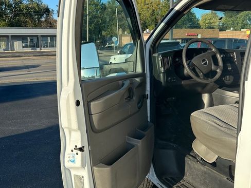 Used 2014 GMC Savana 3500 image 21