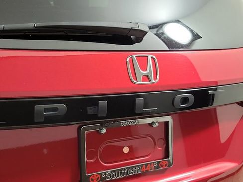 Used 2025 Honda Pilot EX-L image 9
