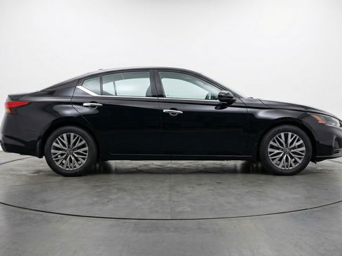 Used 2025 Nissan Altima 2.5 SV FWD image 11