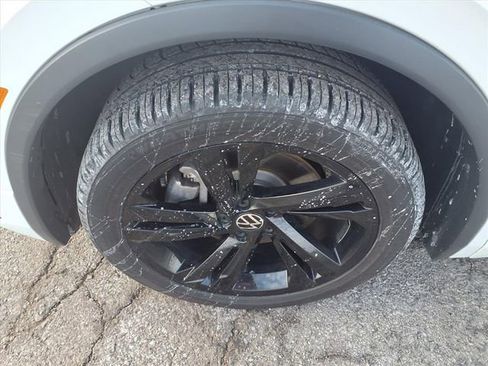 Used 2023 Volkswagen Tiguan SE R-Line image 45