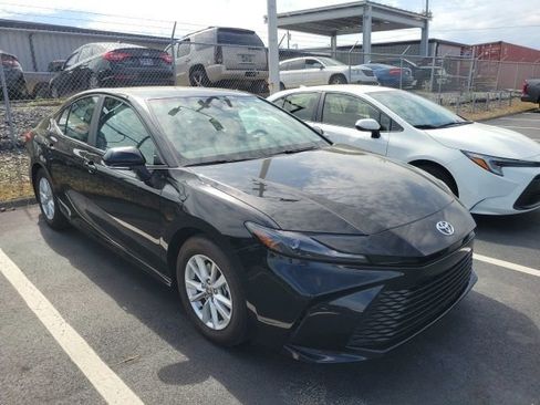 Used 2025 Toyota Camry LE image 1