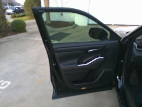 Used 2023 Toyota Highlander Bronze Edition image 17