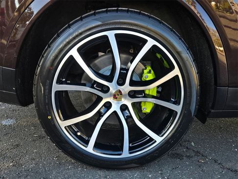 Used 2023 Porsche Cayenne Platinum Edition w/ Premium Package Plus (PIA) image 9