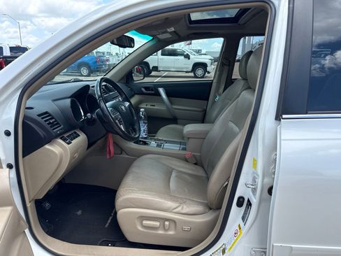 Used 2011 Toyota Highlander SE w/ Tow Pkg FWD image 9