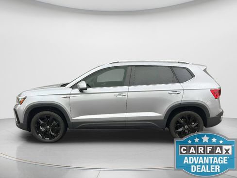 Used 2024 Volkswagen Taos SE image 2