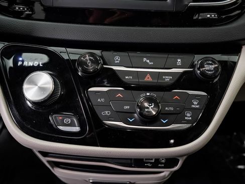 Used 2018 Chrysler Pacifica Touring-L FWD image 19