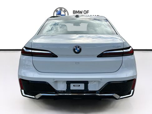 Used 2023 BMW 740i w/ Parking Assistance Package image 6