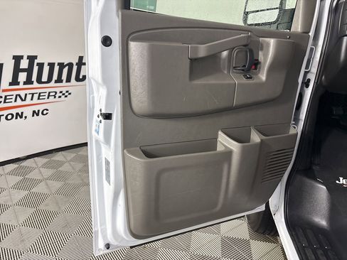 Used 2024 Chevrolet Express 3500 LT w/ LT Preferred Equipment Group image 8