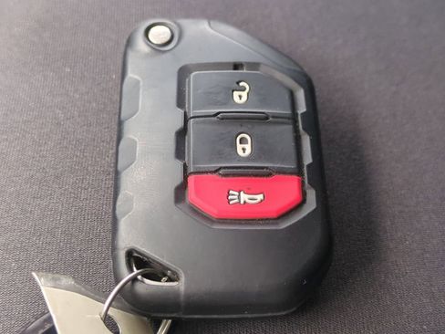 Used 2019 Jeep Wrangler Unlimited Sahara AWD/4WD image 31