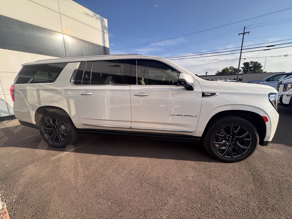 Used 2023 GMC Yukon XL Denali w/ Denali Reserve Package AWD/4WD image 6
