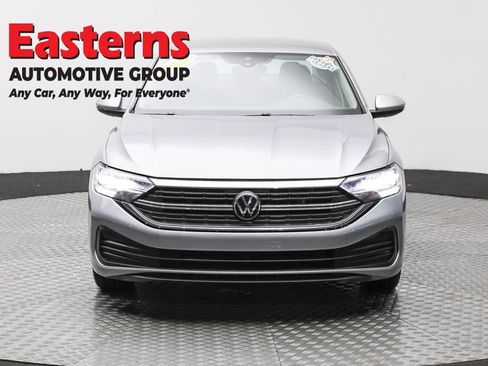 Used 2024 Volkswagen Jetta SE image 2