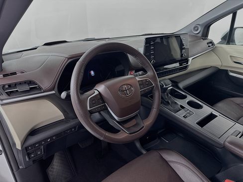 Used 2022 Toyota Sienna Platinum image 9
