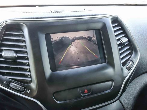 Used 2019 Jeep Cherokee Latitude w/ Popular Appearance Group image 26