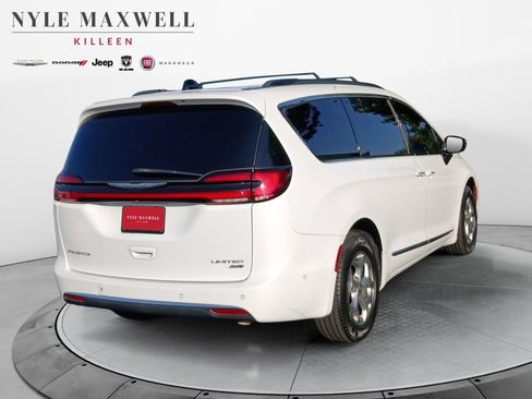 Used 2023 Chrysler Pacifica Limited w/ Uconnect Theater Family Group AWD/4WD image 16