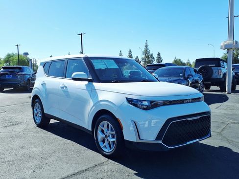 Used 2025 Kia Soul LX image 8