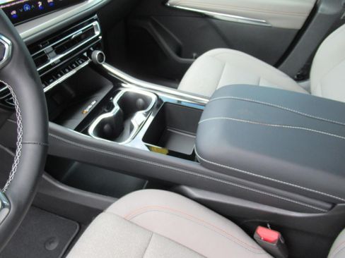 Used 2026 Chevrolet Traverse LT FWD image 16
