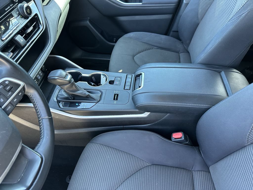 Used 2022 Toyota Highlander LE FWD image 27
