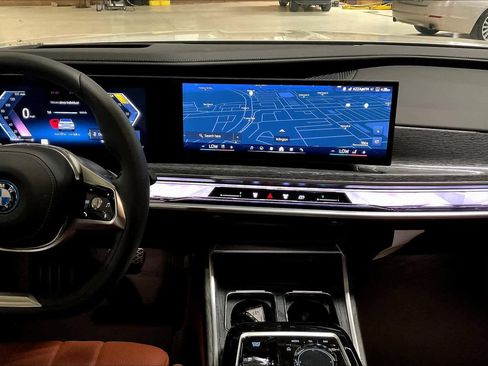 Used 2025 BMW i7 eDrive50 image 7