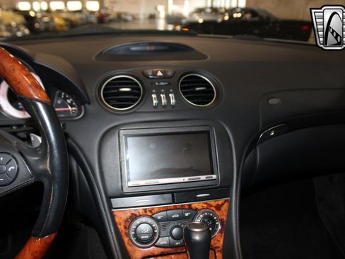 Used 2011 Mercedes-Benz SL 550 image 23