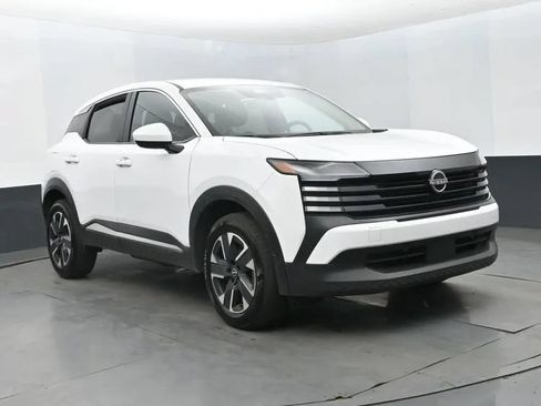 Used 2025 Nissan Kicks SV AWD/4WD image 2