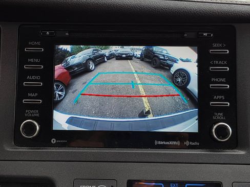 Used 2020 Toyota Sienna XLE FWD image 19