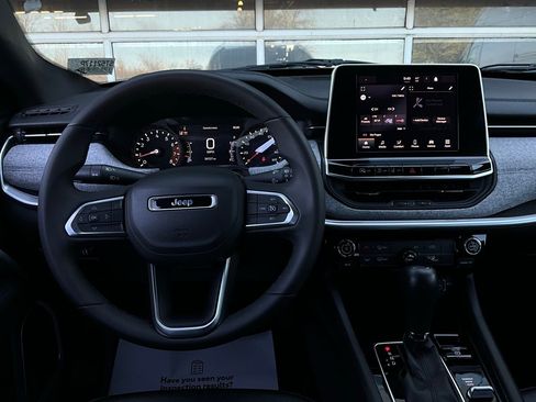 Used 2025 Jeep Compass Latitude image 13